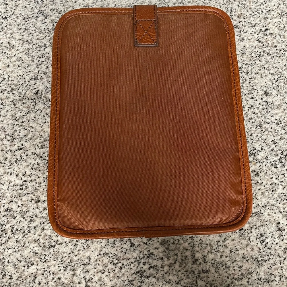 EUC Generic lightly padded iPad cover w/velcro closure tab‼️ iPad not included‼️